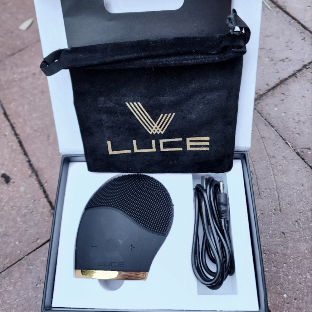Luce 180 cleansing facial device